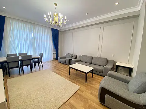 Kirayə verilir 4 otaqlı mənzil 200 m²