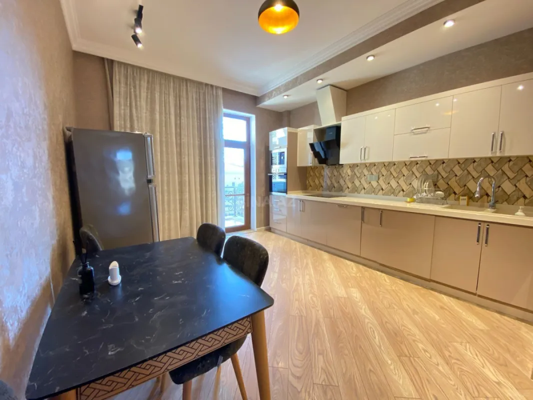 Kirayə verilir 2 otaqlı mənzil 90 m²