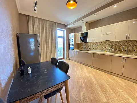 Kirayə verilir 2 otaqlı mənzil 90 m²