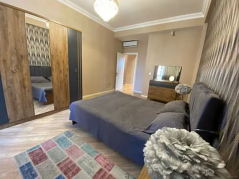 Kirayə verilir 2 otaqlı mənzil 90 m²