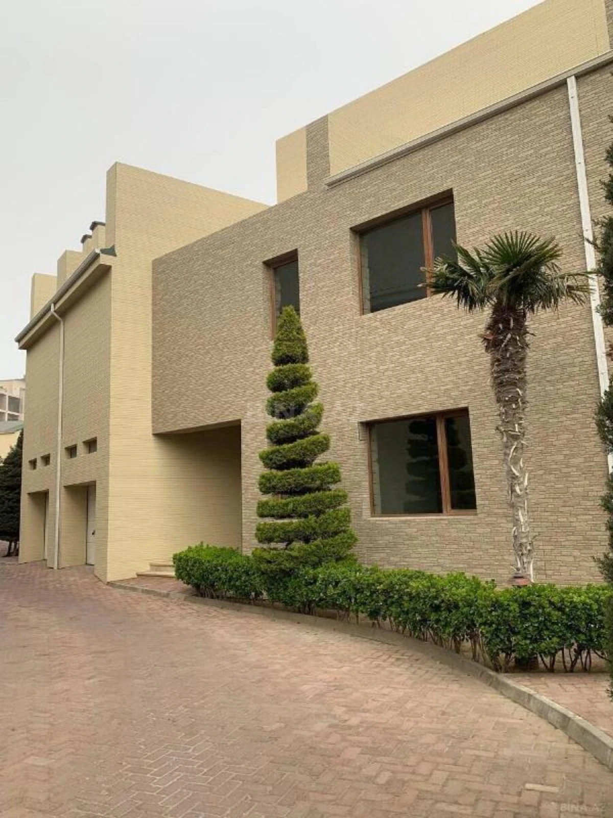 Satılır 10 otaqlı həyət evi 500 m²