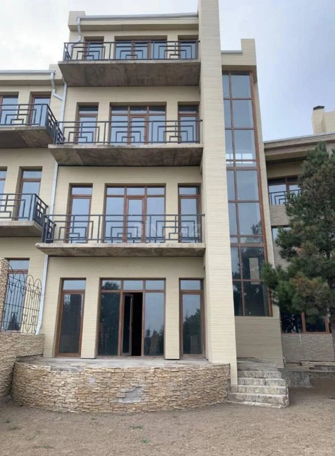 Satılır 10 otaqlı həyət evi 500 m²