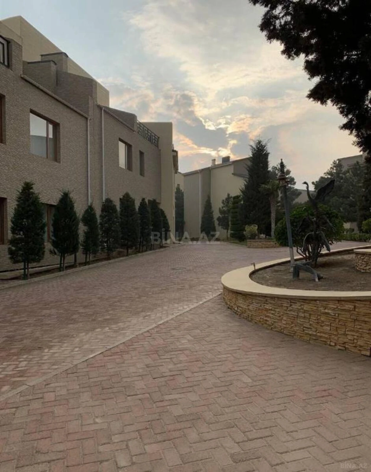 Satılır 10 otaqlı həyət evi 500 m²