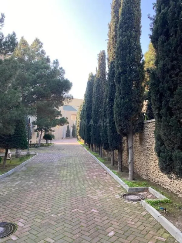 Satılır 10 otaqlı həyət evi 500 m²