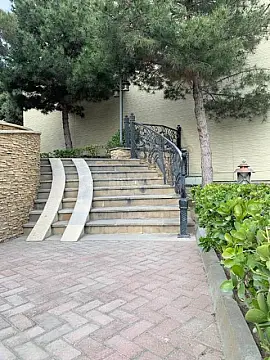 Satılır 10 otaqlı həyət evi 500 m²