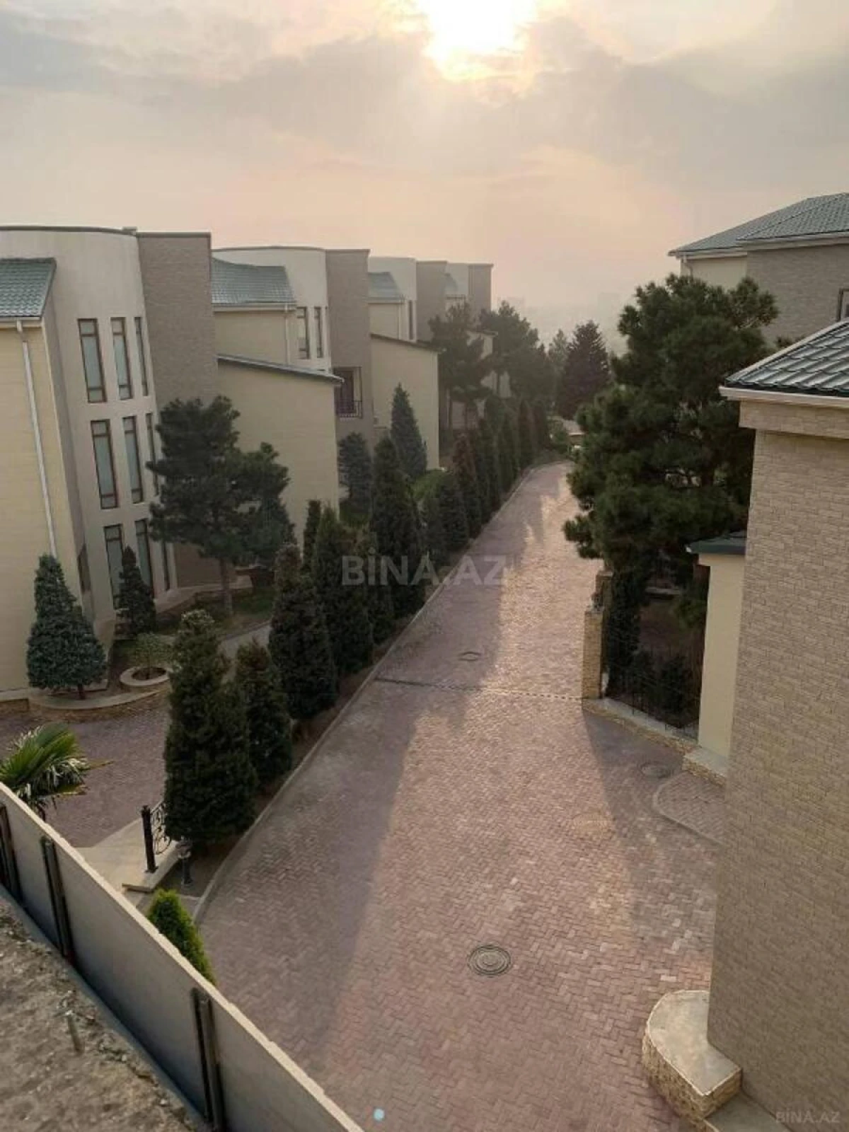 Satılır 10 otaqlı həyət evi 500 m²