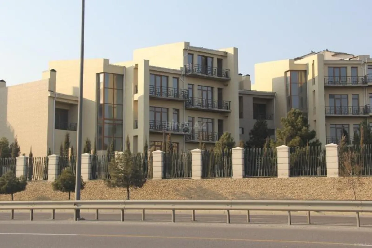 Satılır 10 otaqlı həyət evi 500 m²