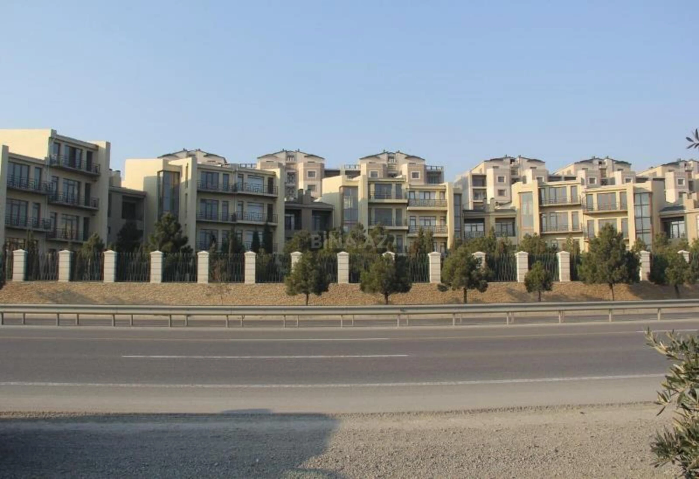 Satılır 10 otaqlı həyət evi 500 m²