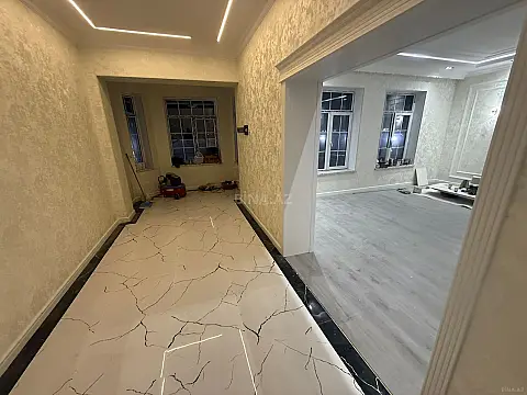 Satılır 5 otaqlı həyət evi 240 m²