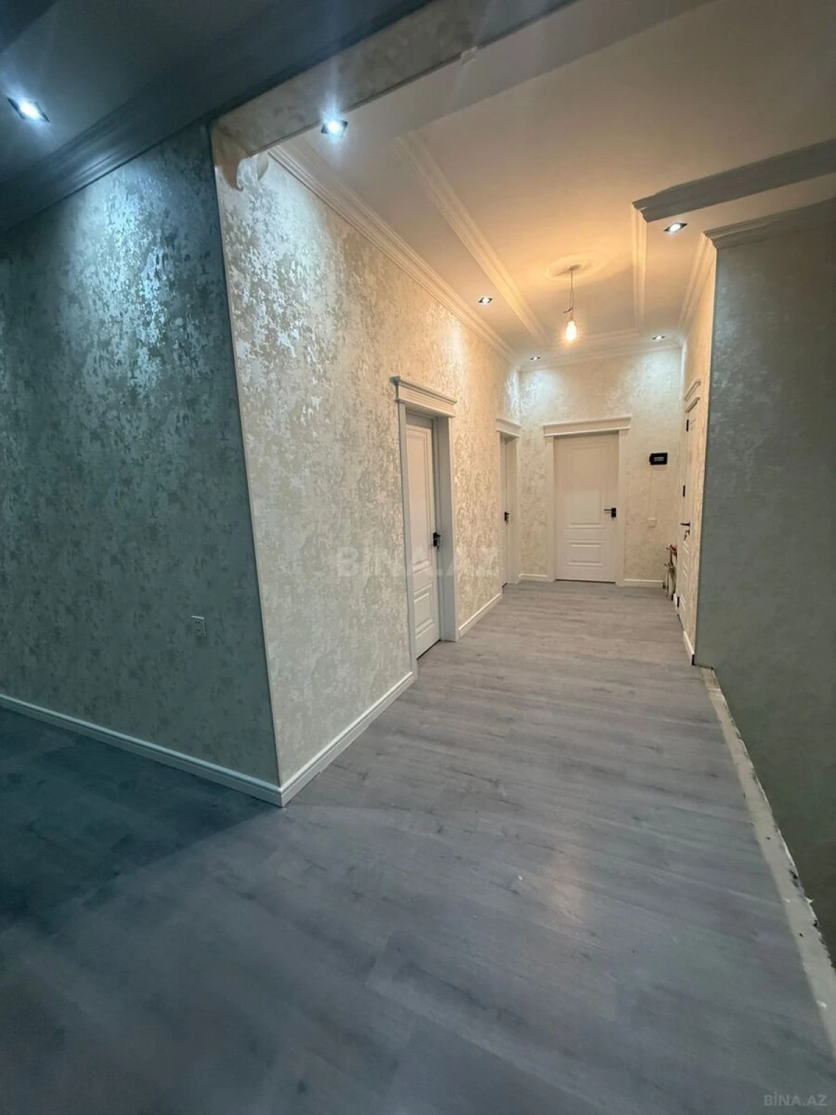 Satılır 5 otaqlı həyət evi 240 m²