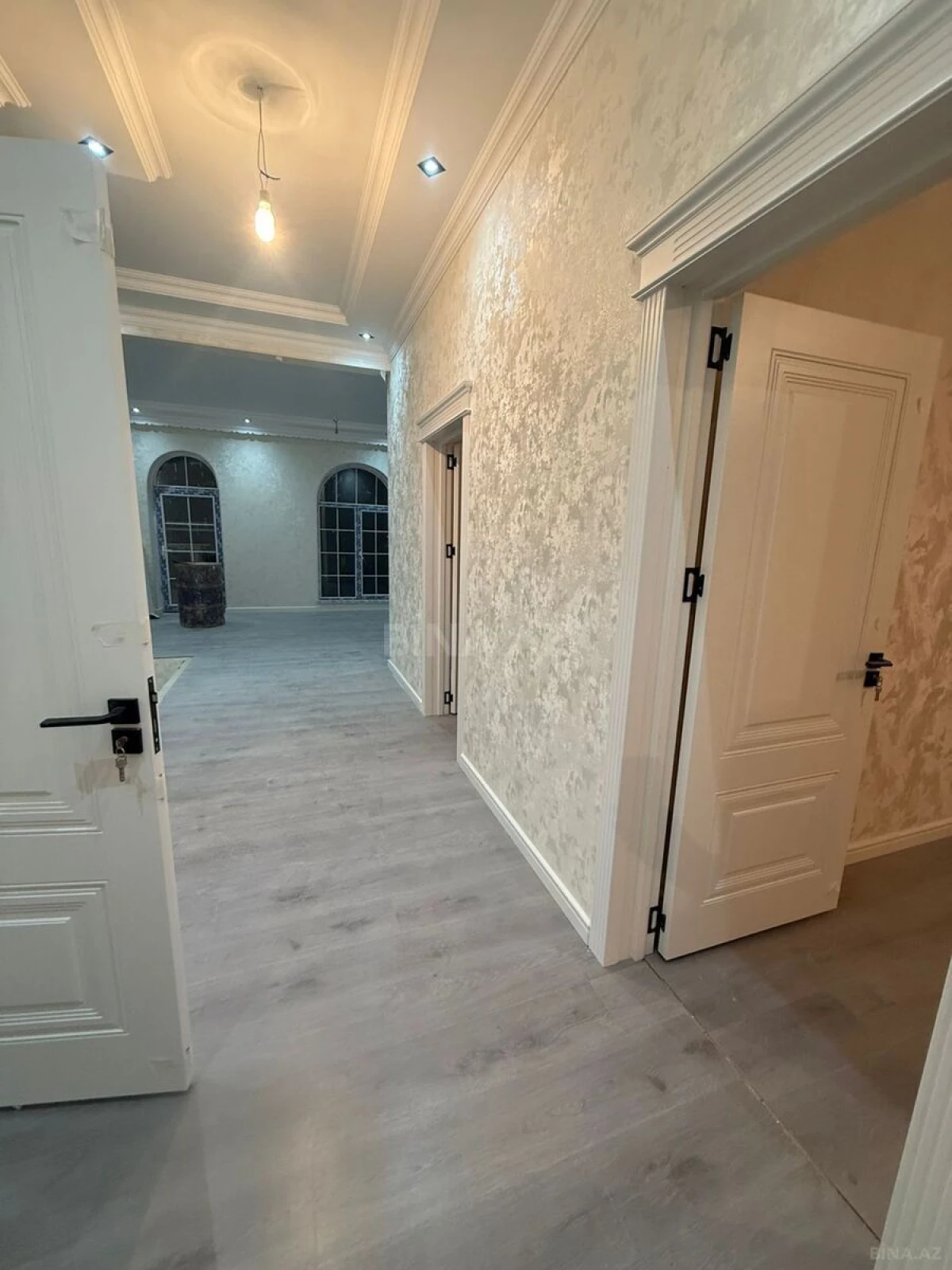 Satılır 5 otaqlı həyət evi 240 m²