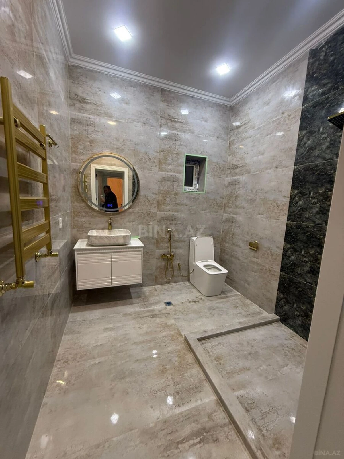 Satılır 5 otaqlı həyət evi 240 m²