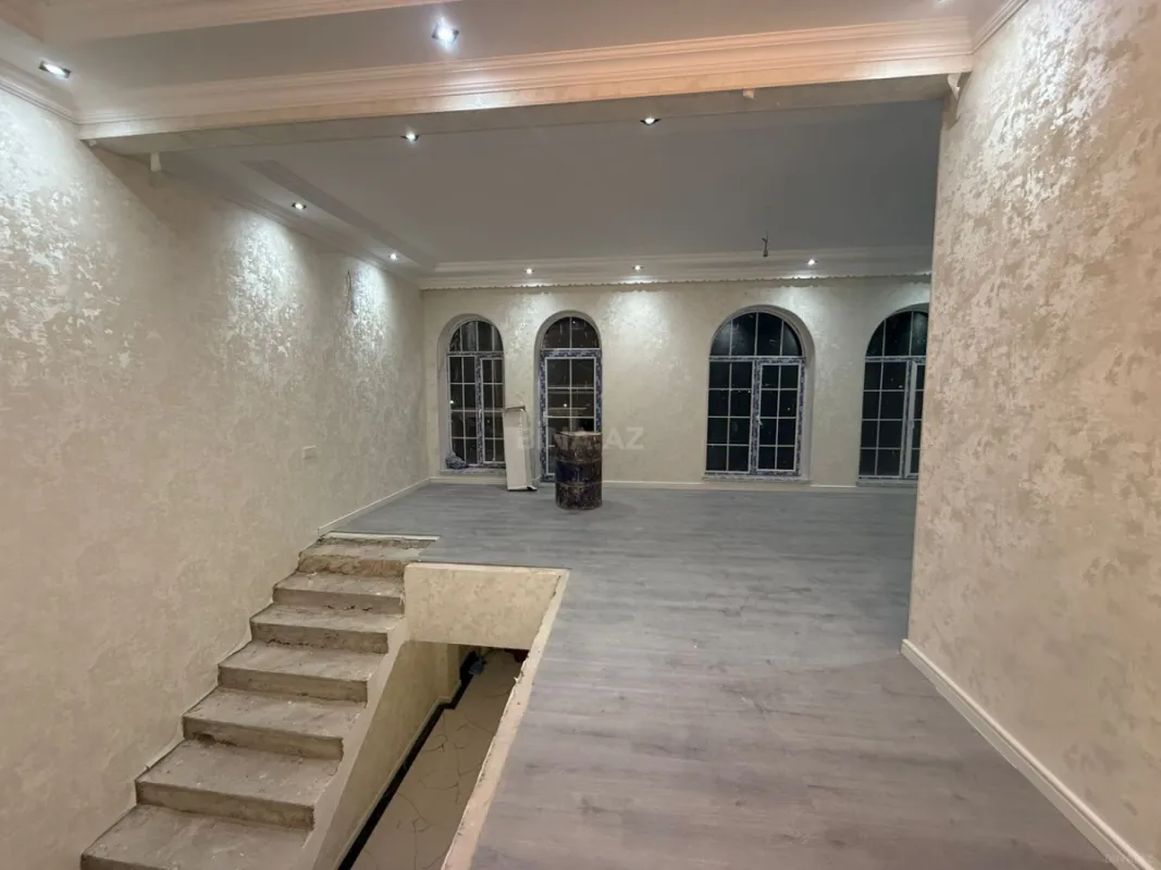 Satılır 5 otaqlı həyət evi 240 m²