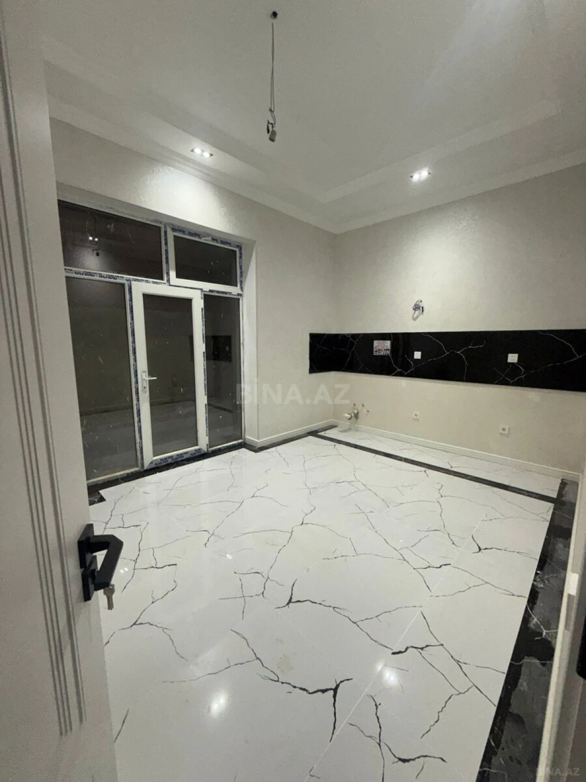 Satılır 5 otaqlı həyət evi 240 m²