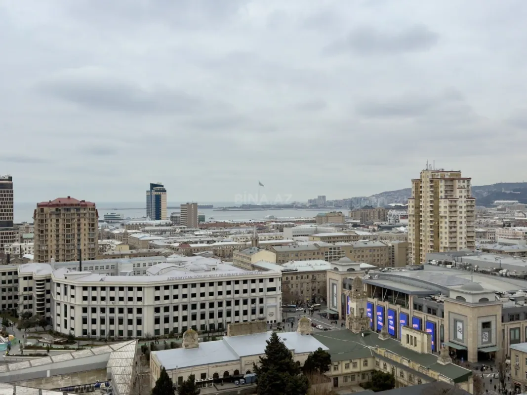 Satılır 4 otaqlı mənzil 186 m²