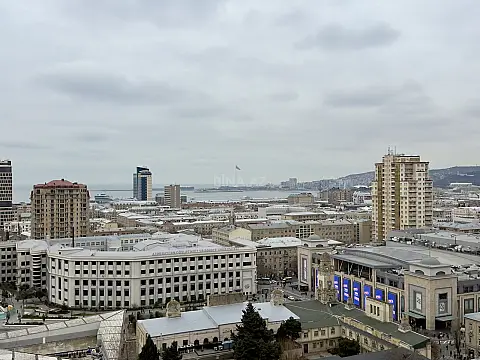 Satılır 4 otaqlı mənzil 186 m²