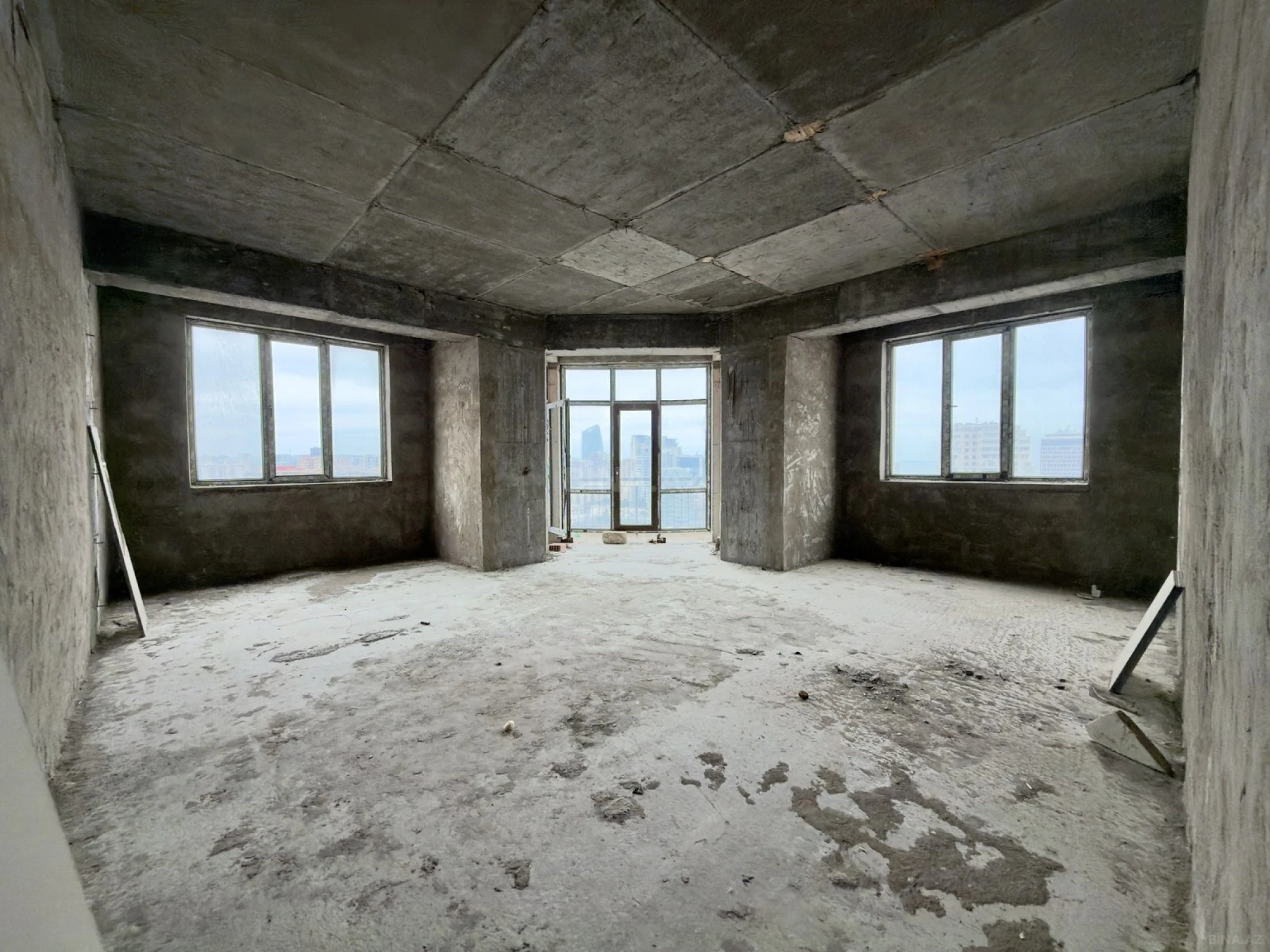 Satılır 4 otaqlı mənzil 186 m²