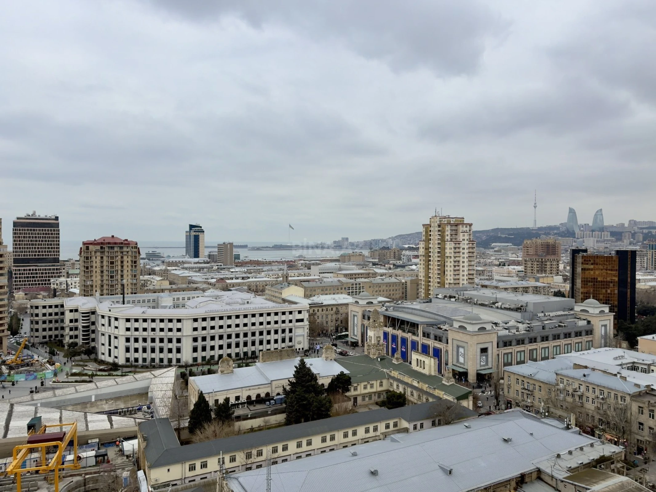 Satılır 4 otaqlı mənzil 186 m²