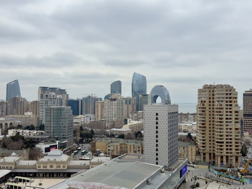 Satılır 4 otaqlı mənzil 186 m²