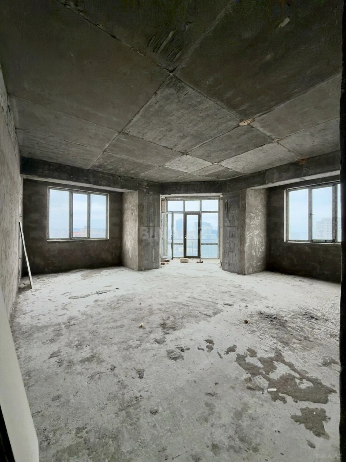 Satılır 4 otaqlı mənzil 186 m²