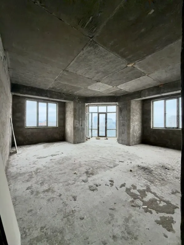 Satılır 4 otaqlı mənzil 186 m²