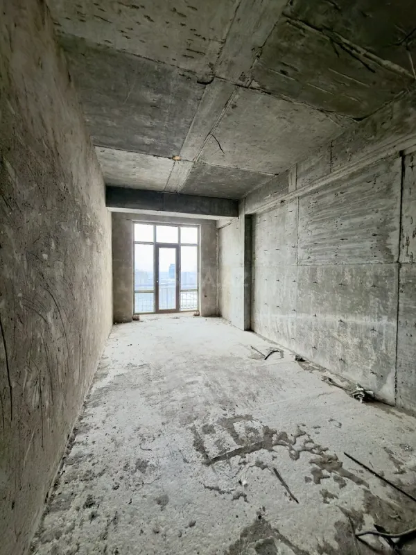 Satılır 4 otaqlı mənzil 186 m²