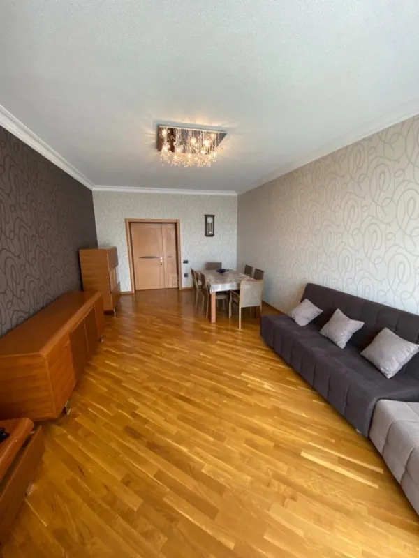 Kirayə verilir 3 otaqlı mənzil 130 m²