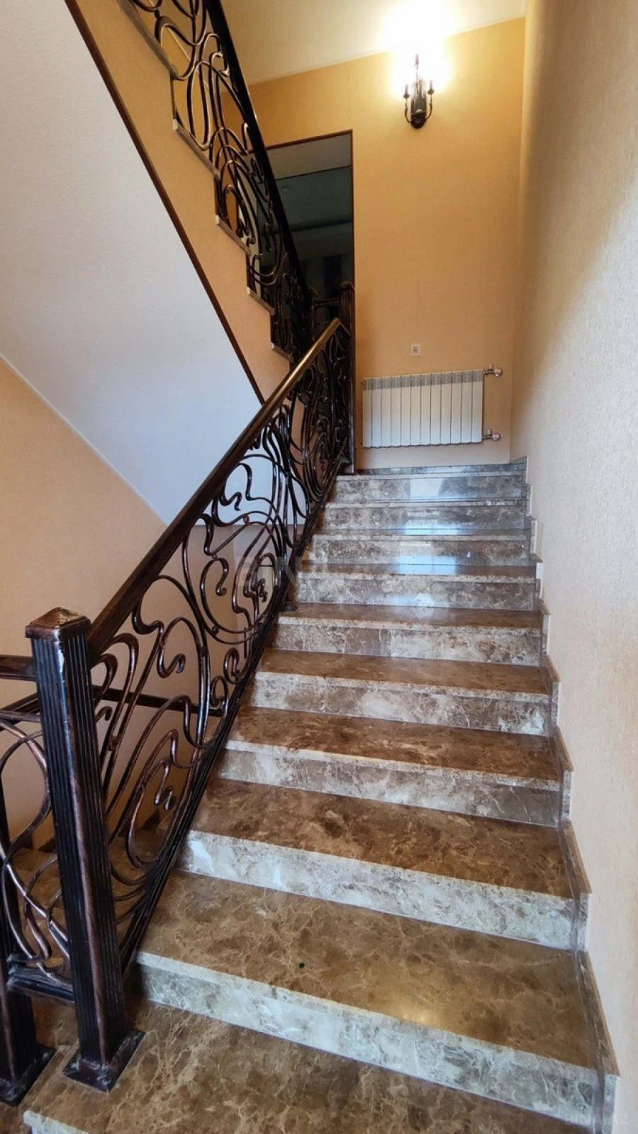 Satılır 8 otaqlı həyət evi 450 m²