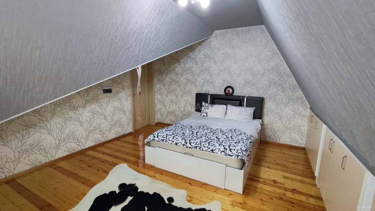 Satılır 8 otaqlı həyət evi 450 m²