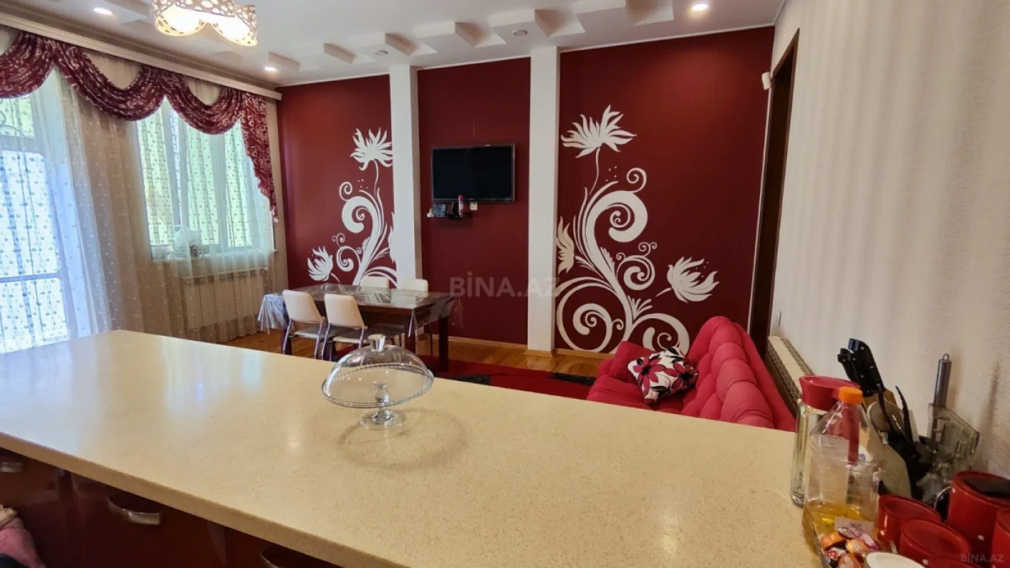 Satılır 8 otaqlı həyət evi 450 m²