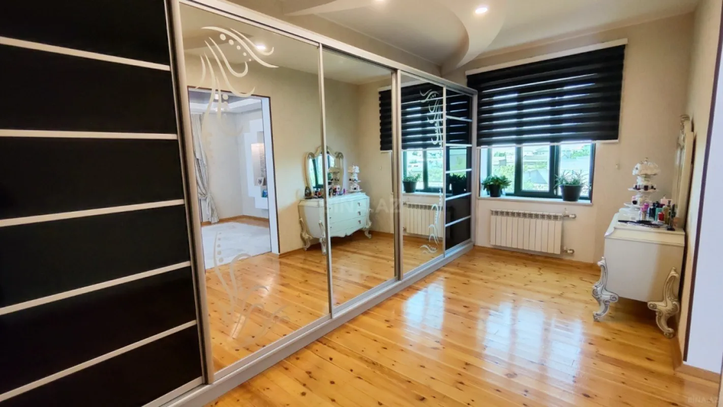 Satılır 8 otaqlı həyət evi 450 m²