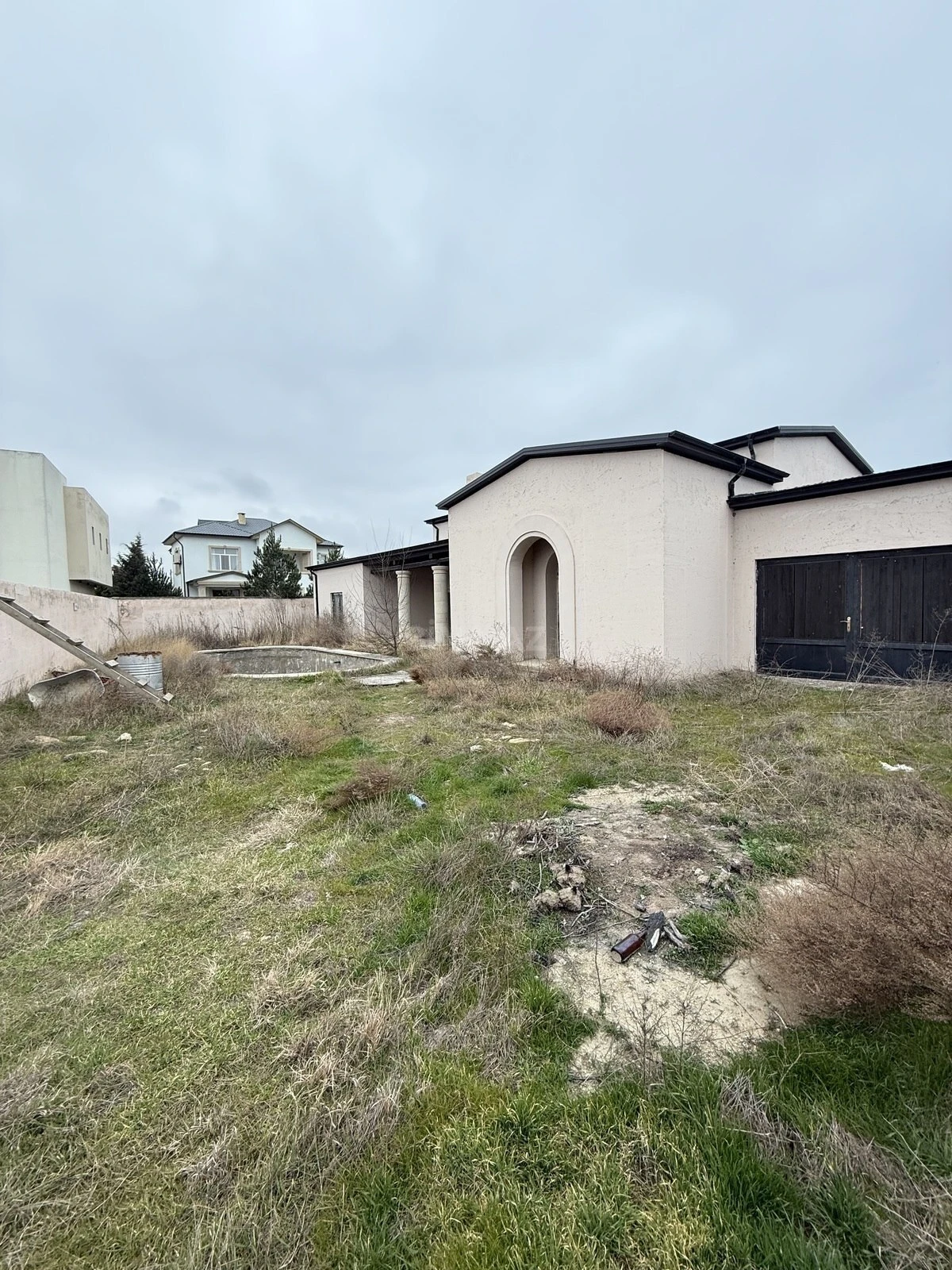 Satılır 15 otaqlı həyət evi 200 m²