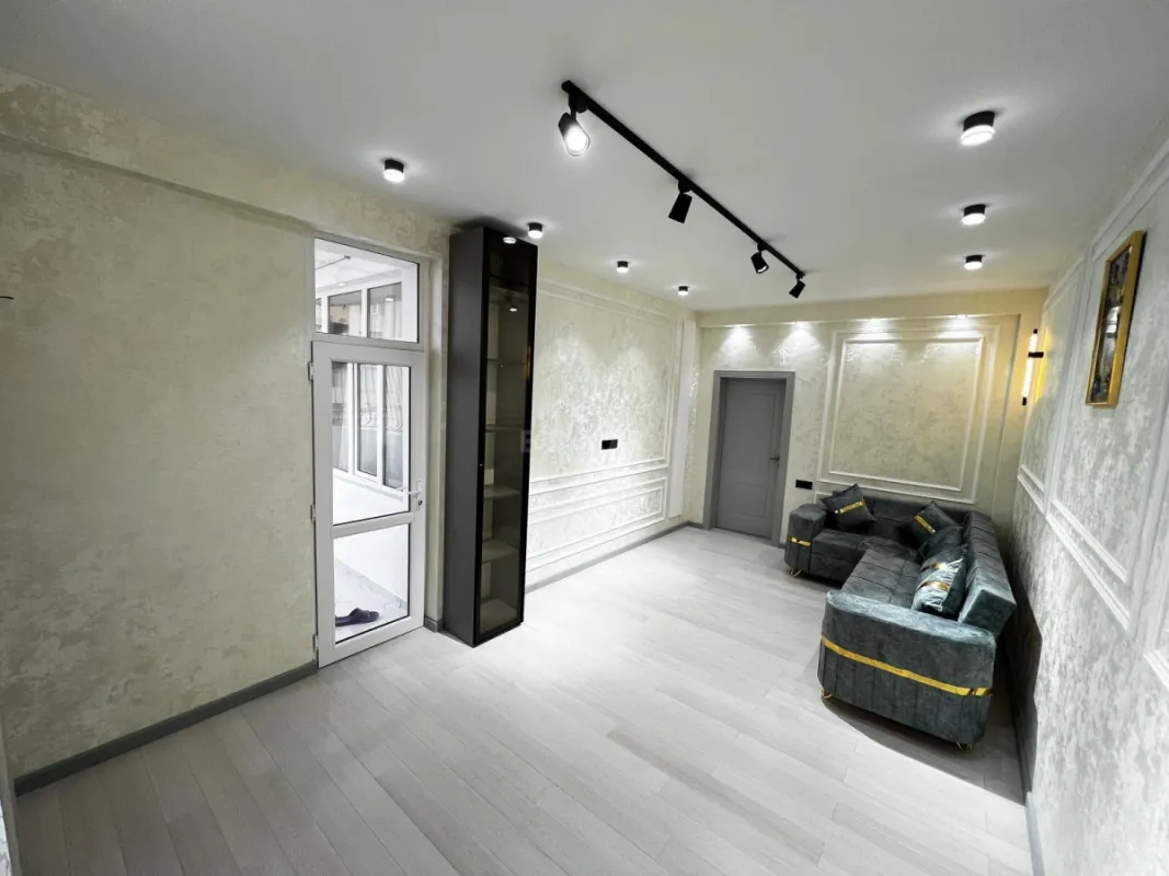 Satılır 2 otaqlı mənzil 82 m²