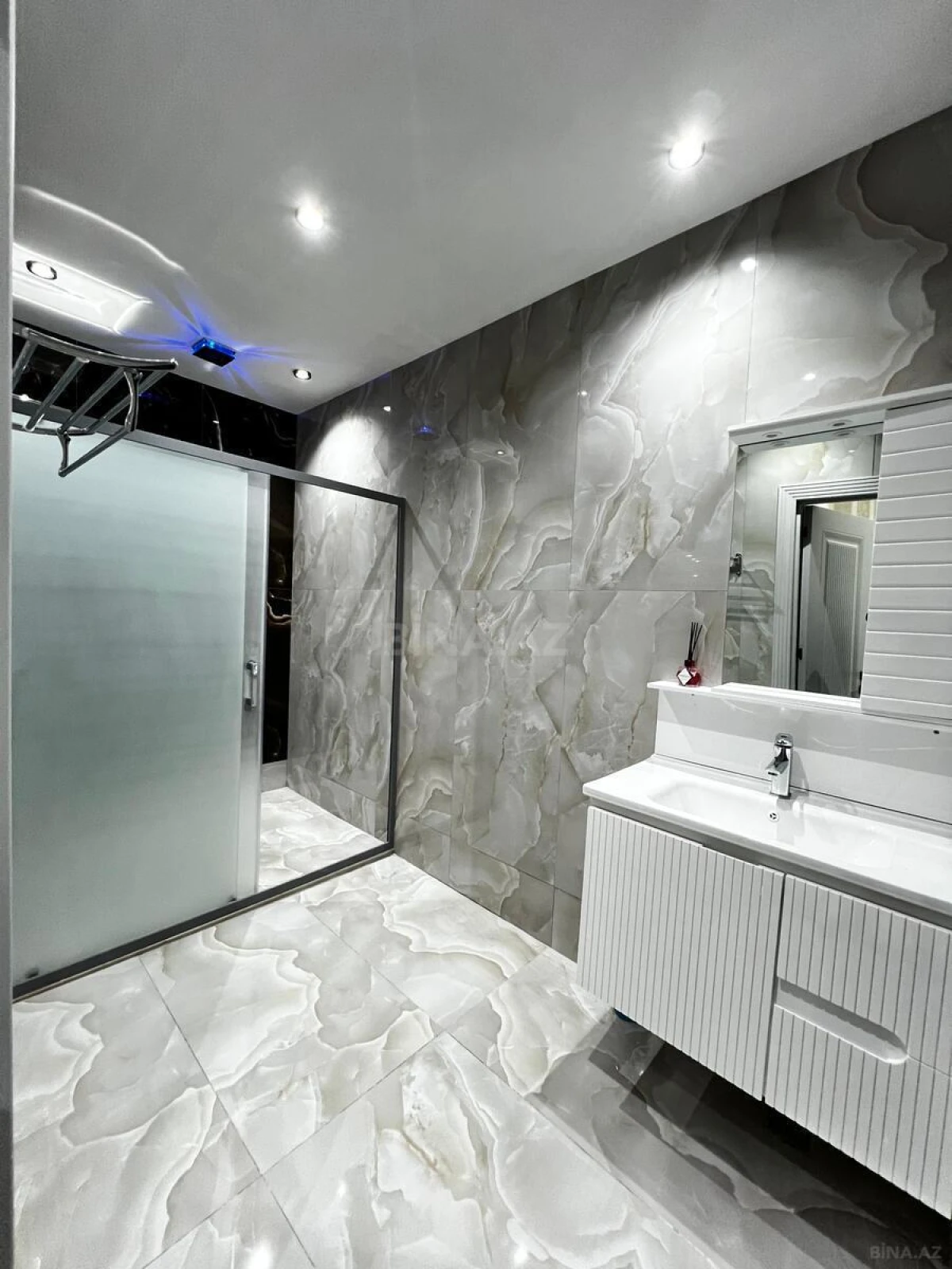 Satılır 2 otaqlı mənzil 82 m²