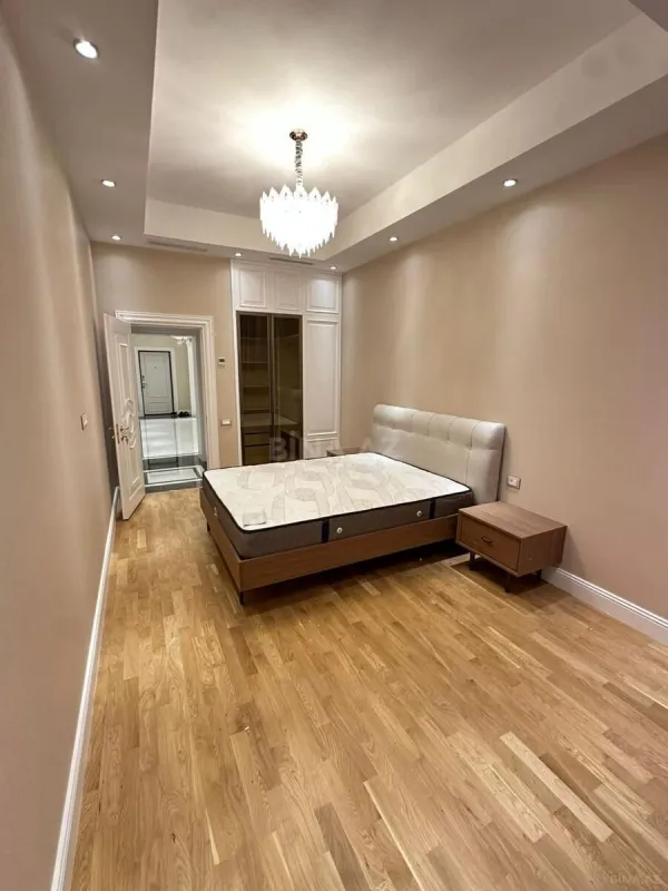 Kirayə verilir 4 otaqlı mənzil 180 m²