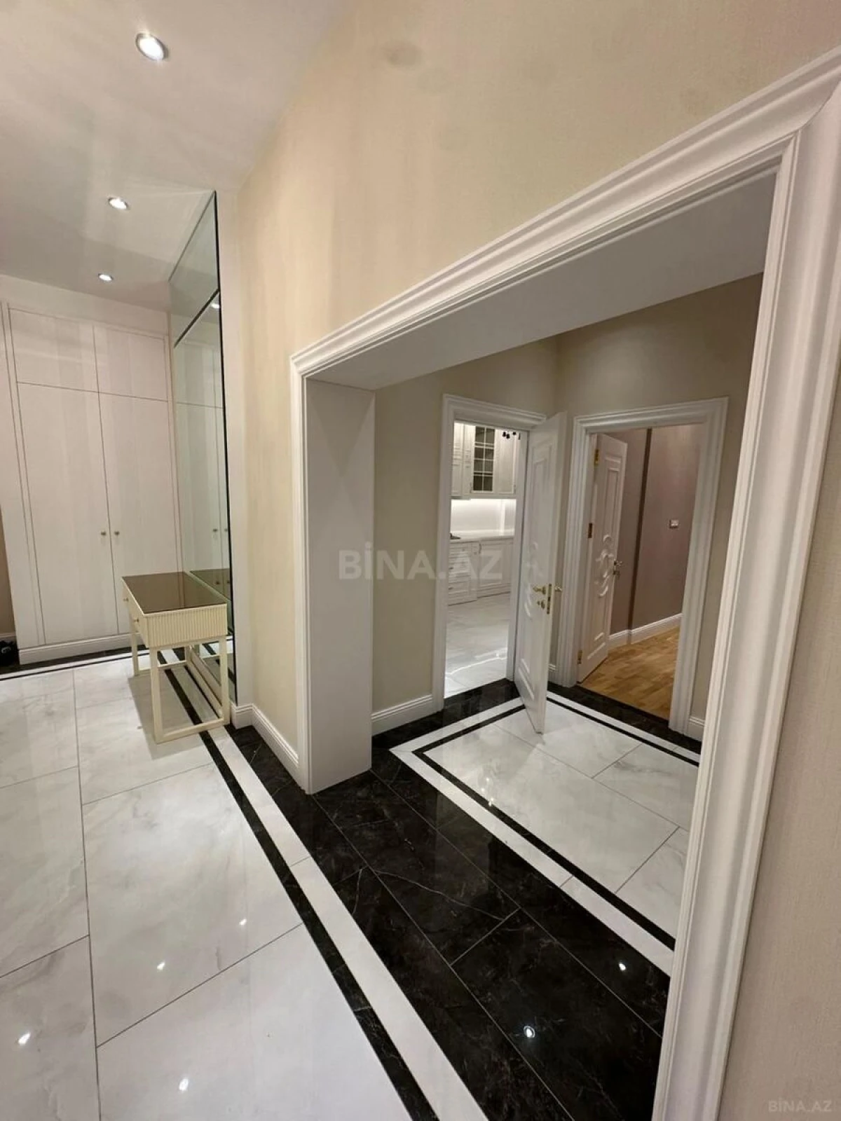 Kirayə verilir 4 otaqlı mənzil 180 m²