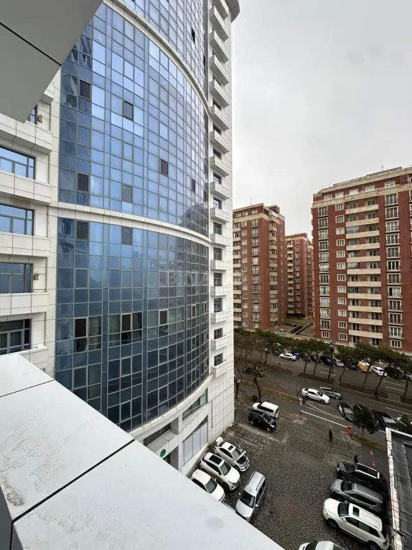 Kirayə verilir 4 otaqlı mənzil 180 m²