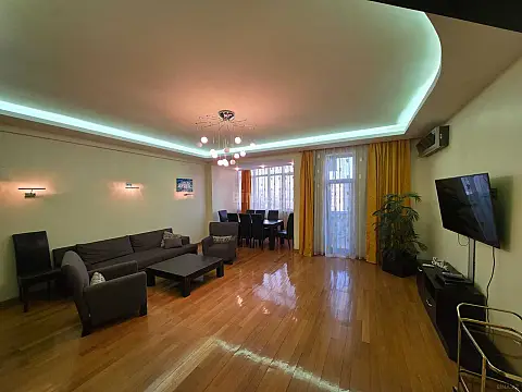 Kirayə verilir 4 otaqlı mənzil 190 m² — Bakı, Nizami 4 otaq 190.00 m²