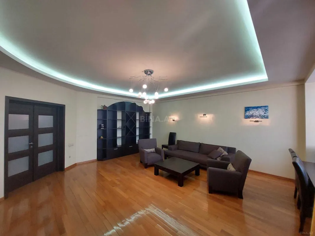 Kirayə verilir 4 otaqlı mənzil 190 m²