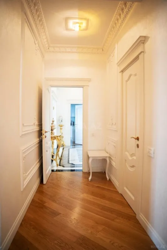 Satılır 5 otaqlı mənzil 228 m²