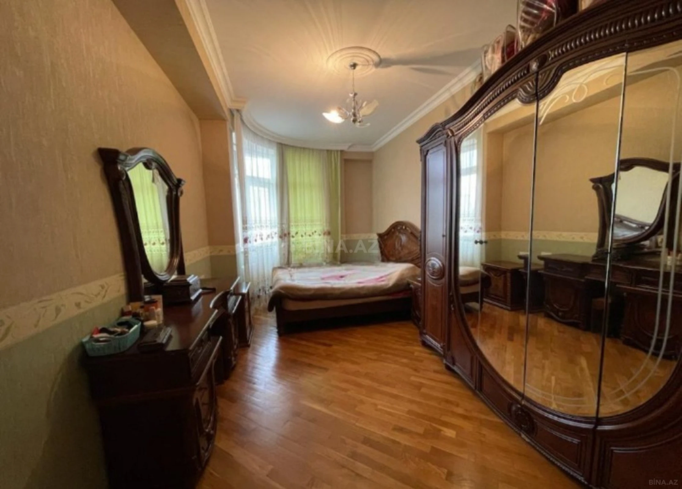 Satılır 4 otaqlı mənzil 156 m²