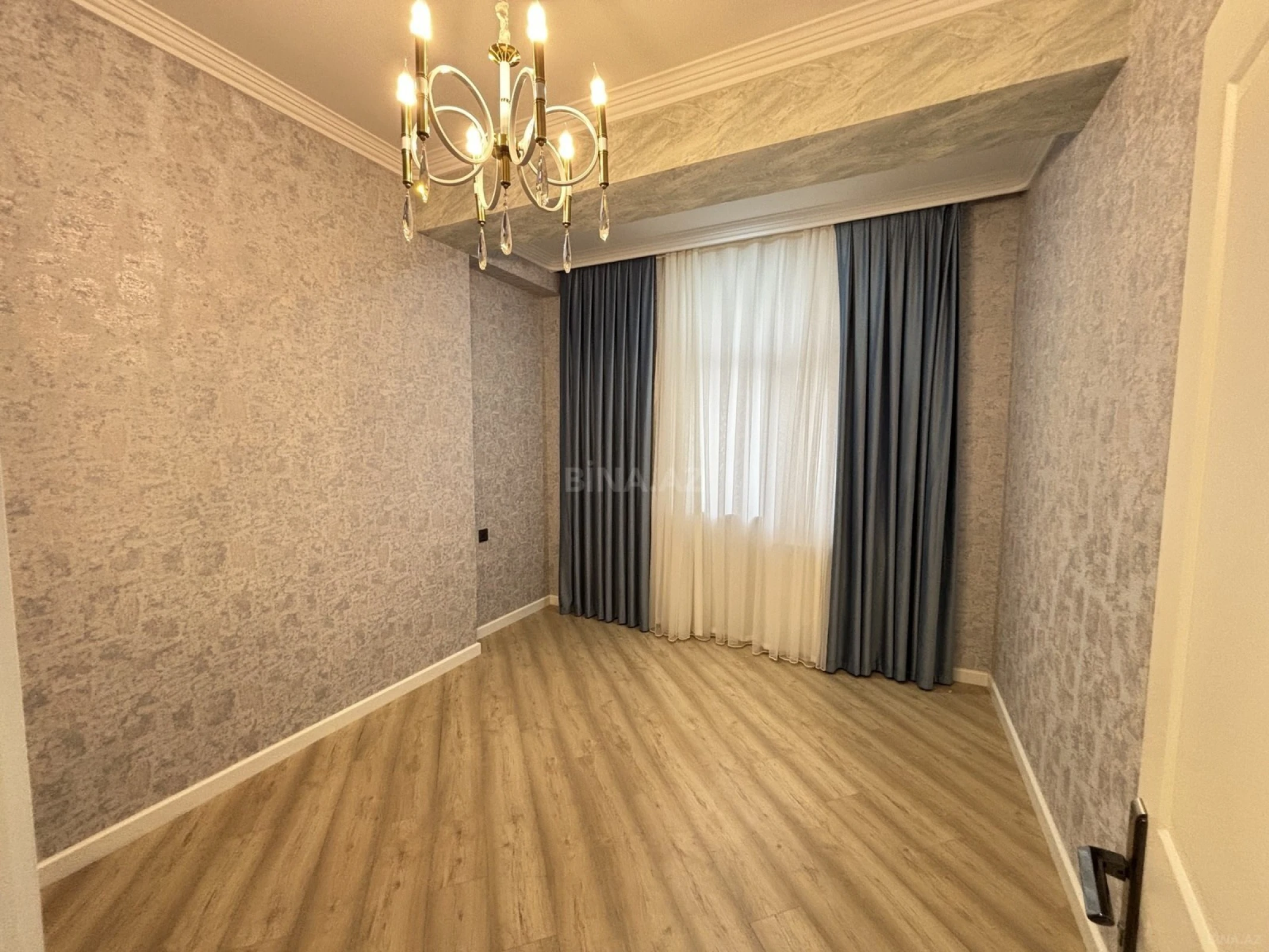 Satılır 3 otaqlı mənzil 130 m²