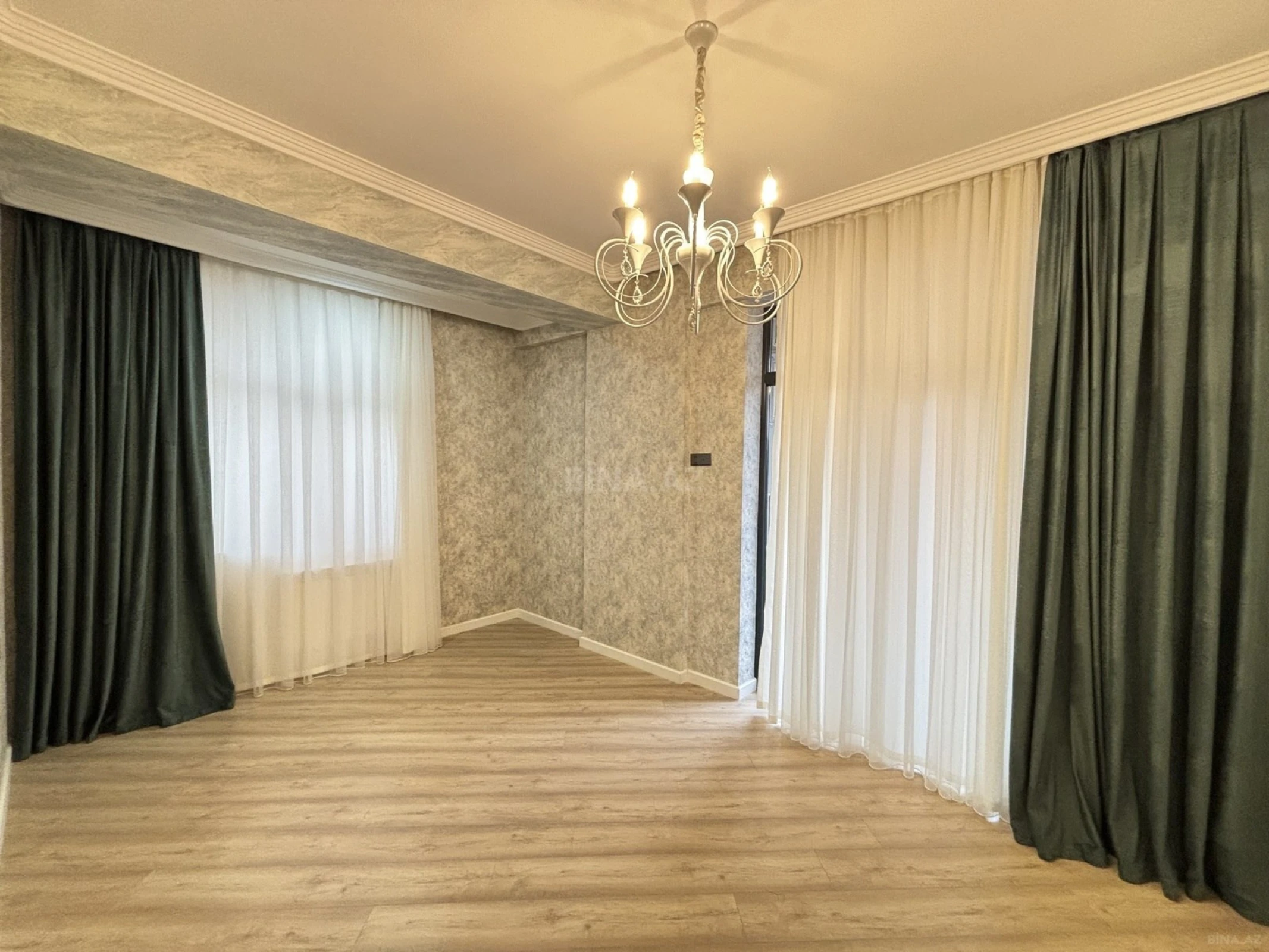 Satılır 3 otaqlı mənzil 130 m²
