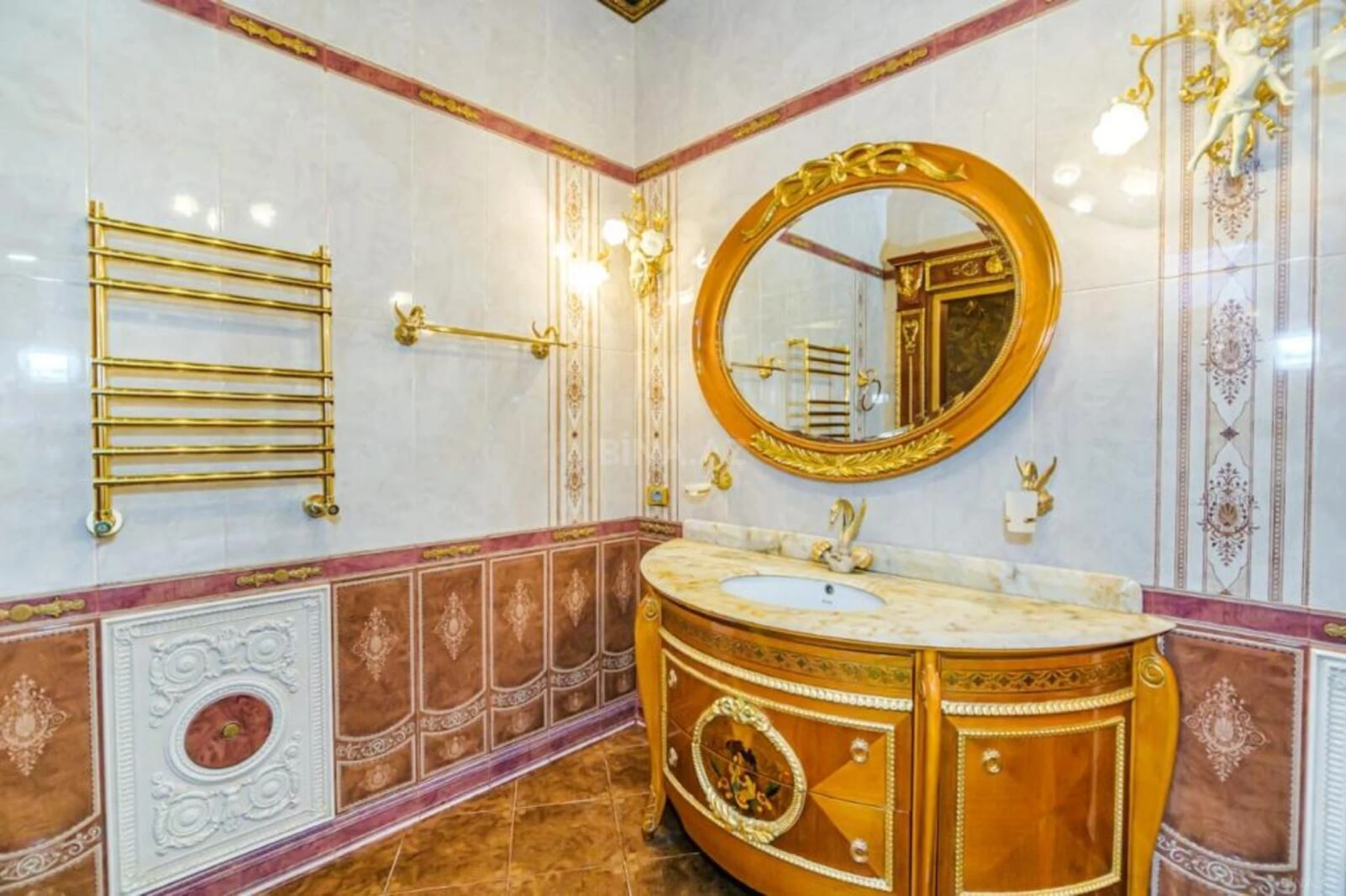 Kirayə verilir 6 otaqlı mənzil 220 m²