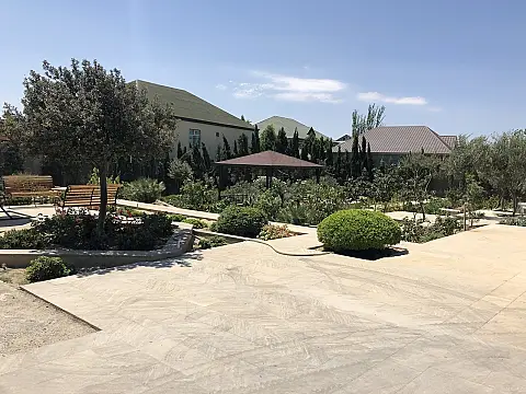 Satılır 8 otaqlı həyət evi 600 m²