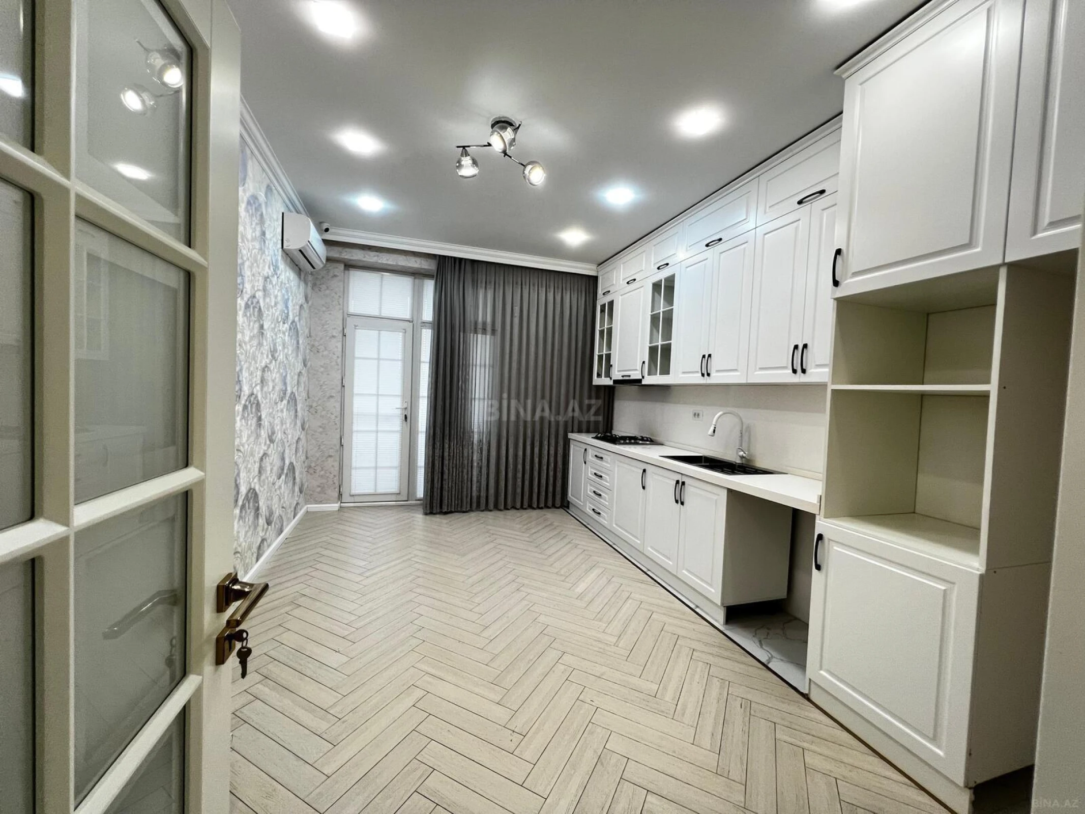 Satılır 4 otaqlı mənzil 133 m²