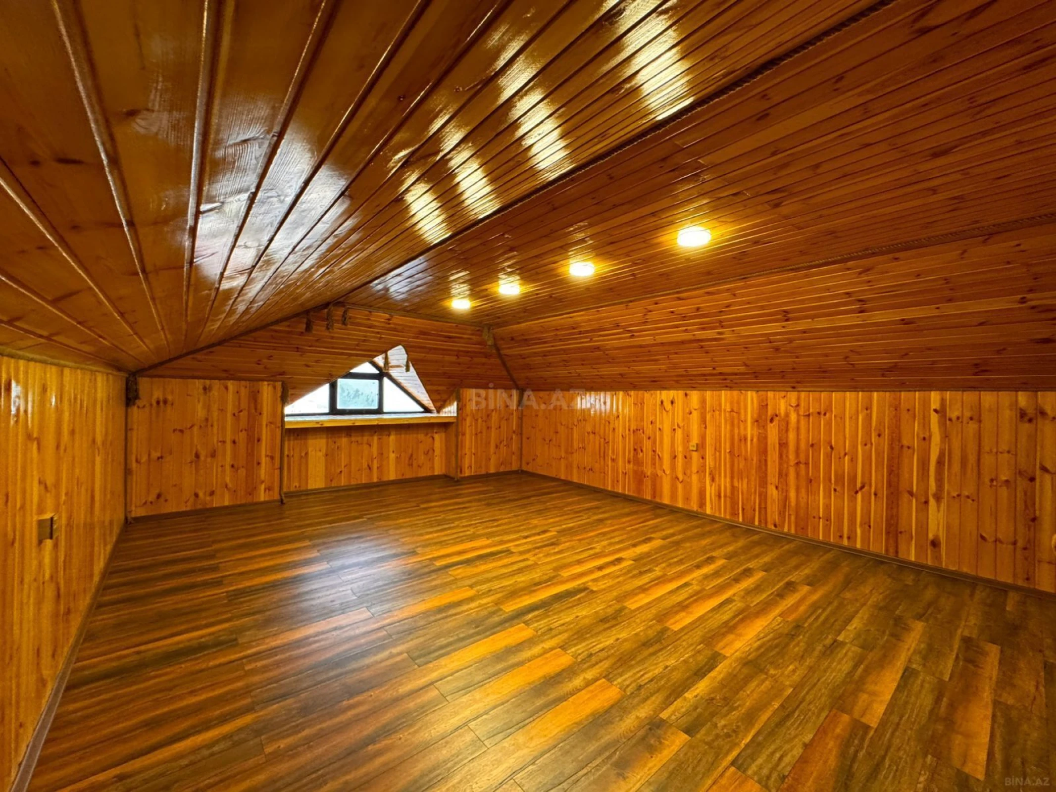 Satılır 9 otaqlı həyət evi 550 m²