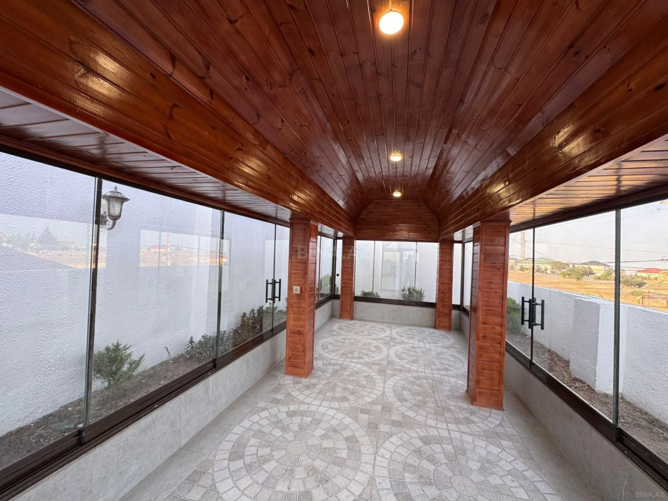 Satılır 9 otaqlı həyət evi 550 m²