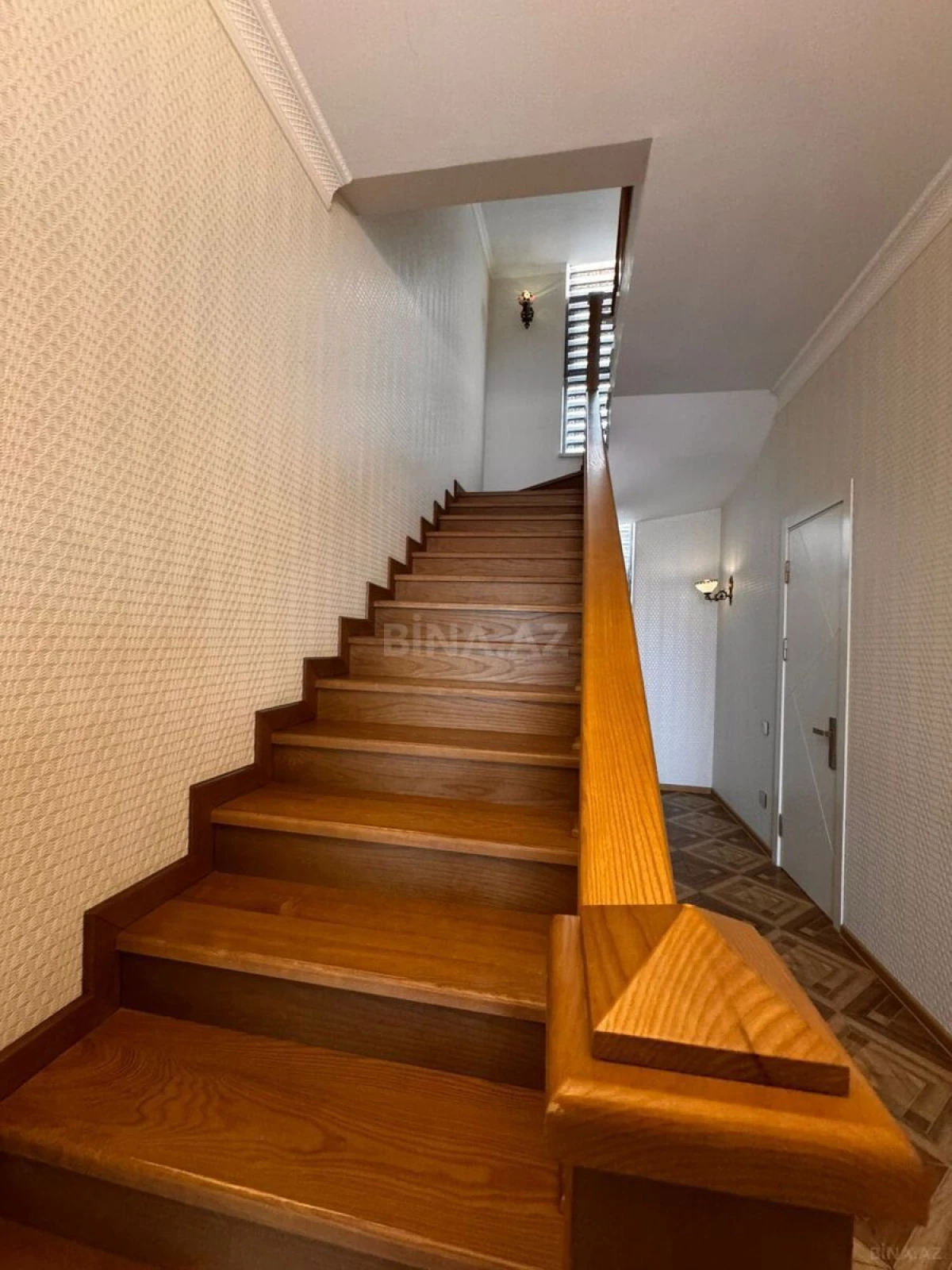 Satılır 9 otaqlı həyət evi 550 m²