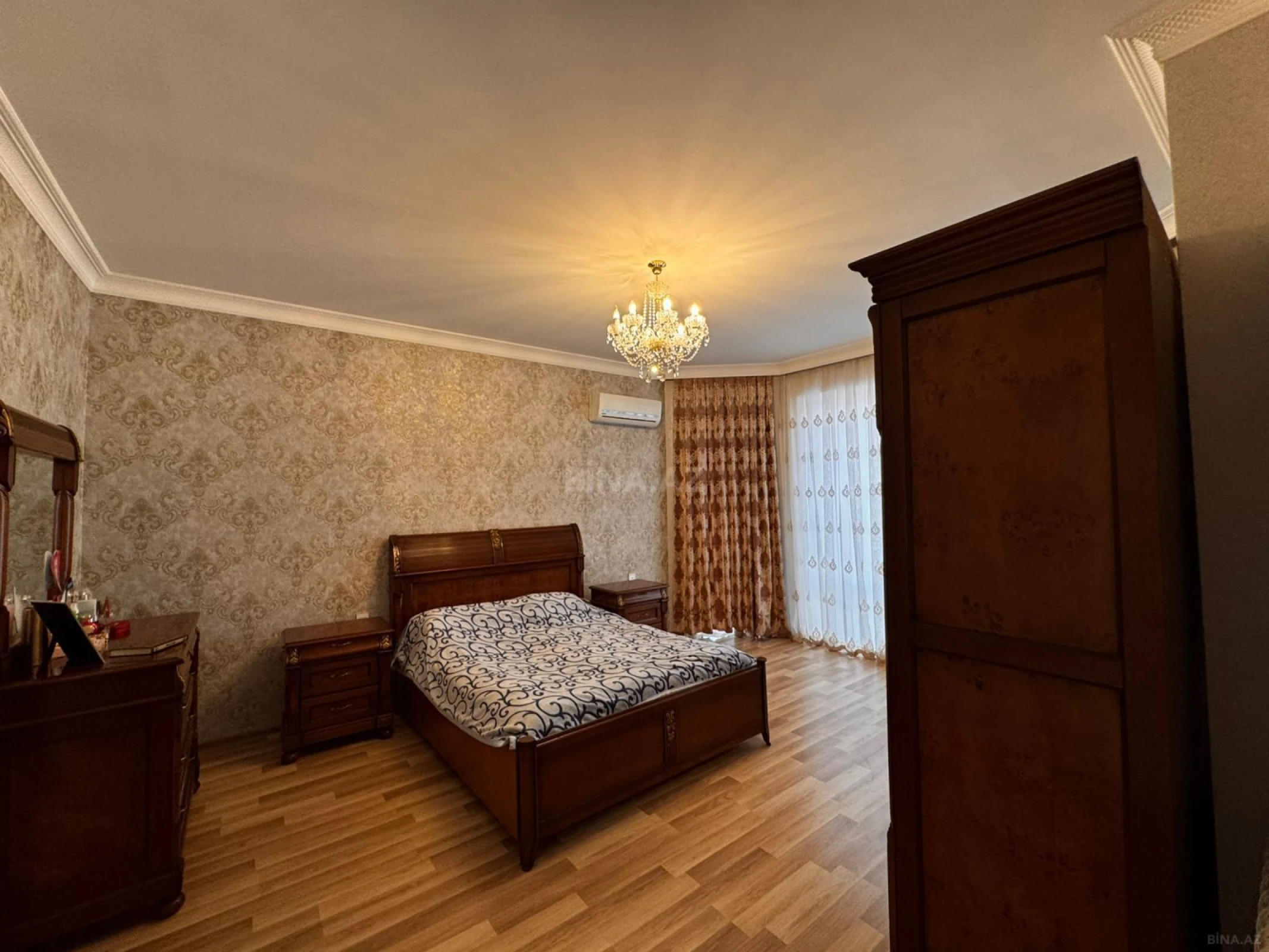 Satılır 9 otaqlı həyət evi 550 m²